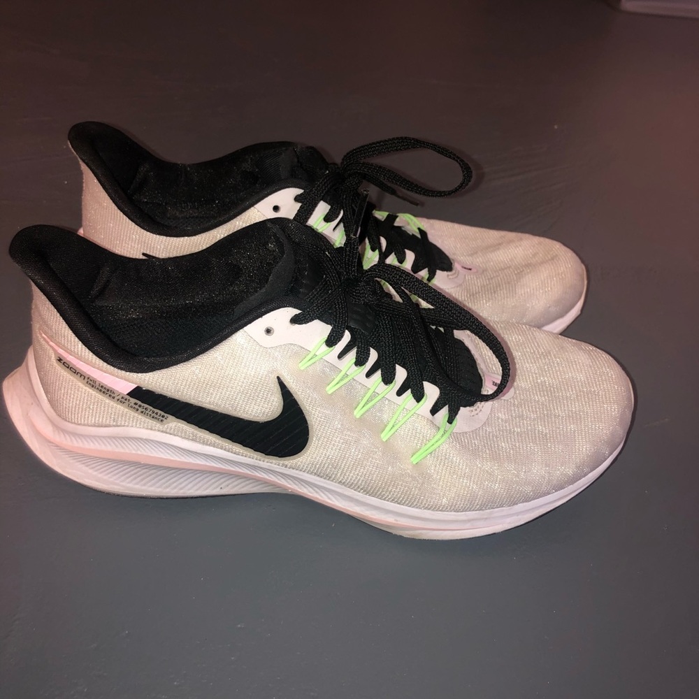 Nike Zoom Vomero 14 Sneaker. Size 9.